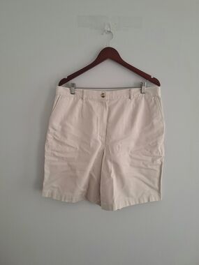 L.L. Bean Cream Flat-Front Women’s Bermuda Shorts SZ 18